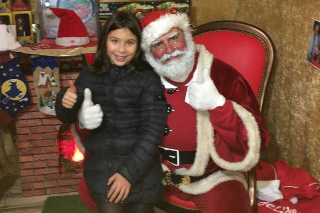 Bari, la storia di Nicola: si trasforma in Babbo Natale per consegnare i doni ai bimbi malati